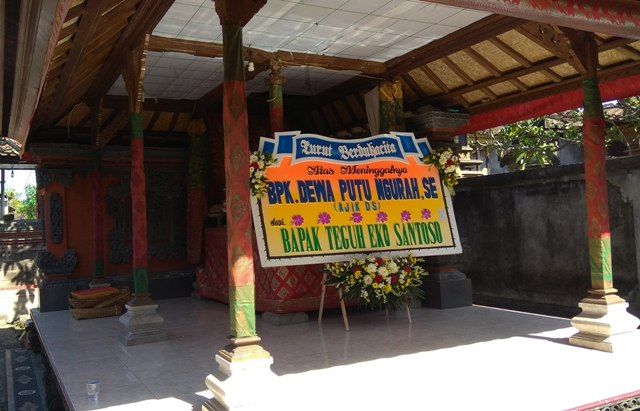 RUMAH DUKA : Suasana rumah duka Dewa Putu Ngurah di Banjar Pas Dalem, Kelurahan/Kecamatan Gianyar, Senin (4/11). Pentolan Ormas Asal Gianyar, “Dewa Saraf”, Meninggal