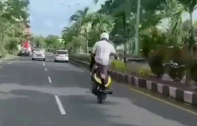 Viral, Bule Freestyle di Jalan Raya, Polisi Mengaku Kehilangan Jejak Viral, Bule Freestyle di Jalan Raya, Polisi Mengaku Kehilangan Jejak