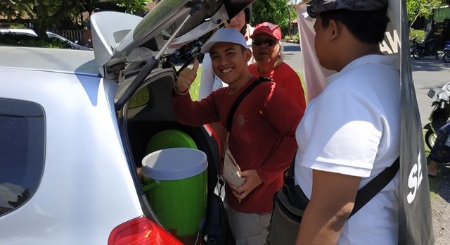 SEIKHLASNYA: Warung makan milik pasangan kekasih Putu Agus Herdiawan dan Ni Wulan Asmara Ayu di Jalan Cempaka, Denpasar Utara, Denpasar, Bali, ini selalu ramai meski hanya bukaJumat dan Sabtu saja. Sepasang Kekasih di Denpasar Buka Warung Makan, Bayar Seikhlasnya