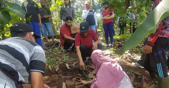 CEK : Balai Arkeologi Bali saat melakukan pengecekan terhadap benda-benda purbakala di Desa Belimbing, Selasa (7/7). 44