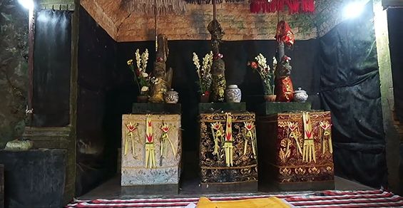 TIGA PRALINGGA: Area utama Pura Goa Raja yang terdapat tiga pralingga Sang Hyang Naga Tiga. Pura Goa Raja, Tiga Naga Penjaga Unsur Inti Bumi