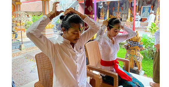Jro Mangku Dimas bersama Jro Mangku Istri Citra Agustini Tirta Pura Pucak Catu Atasi Soal Hama dan Ternak