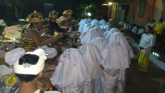 WINTEN: Calon Pinandita Wiwa mengikuti prosesi pawintenan di Griya Agung Bangkasa Pinandita Wiwa, Ibarat Ulat Bakal Jadi Kupu-kupu