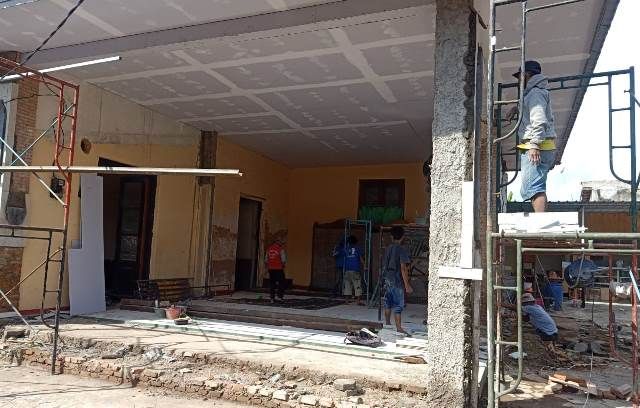 RENOVASI: Proses renovasi Gedung Serba Guna di Pura Agung Wira Loka Natha Cimahi. Pura Agung Wira Loka Natha Cimahi Butuh Uluran Tangan Semeton Hindu