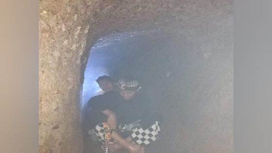 GOA: Jro Panca Saputra bersama tim Taksu Poleng saat berada di dalam Goa Raksasa. Lontar Ental Gadang Ungkap Jenis dan Perilaku Makhluk Astral