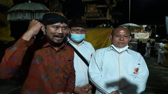 PENJELASAN : Ketua PSND, PDT Eka Wiradarma (kanan) didampingi Humas Haryo Bagus Sujatmiko (kiri) menyampaikan penjelasan Umbul Mantra di Cagar Budaya Pura Dalem Solo, Sedang, Abiansemal, Badung. Umbul Mantra, Menebar Vibrasi Kedamaian dari Pura Dalem Solo