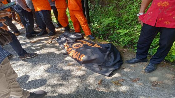JENAZAH: Kak Gaul ditemukan dalam keadaan tewas dan dimasukkan ke kantung jenazah. Rem Motor Blong, Kak Gaul Tewas Terjun di Jurang Tukad Ayung