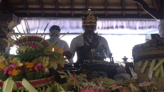 PUPUT : Rangkaian upacara Atma Wedana yang dilangsungkan di Yayasan Griya Gede Manik Uma Jati, Kepaon, Pemogan, Denpasar Selatan, dipuput langsung Ida Pandhita Mpu Yogiswara. Bersihkan Unsur Atma, 19 Pamilet Ikuti Upacara Atma Wedana