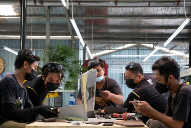 Bangga! Tropi Tiga Kejuaraan Dibuat Handmade oleh Seniman Bali Bangga! Tropi Tiga Kejuaraan Dibuat Handmade oleh Seniman Bali