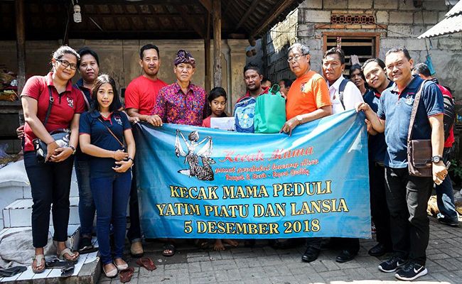 PEDULI: Perusahaan Kecak Mama saat memberikan bantuan kepada warga Penatih Dangin Puri, Denpasar Timur kecak mama, peduli lansia, peduli yatim, desa penatih, program csr