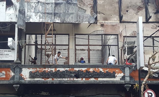 Police Line Dibuka, Puing Kebakaran Ruko Pasar Anyar Mulai Dibersihkan