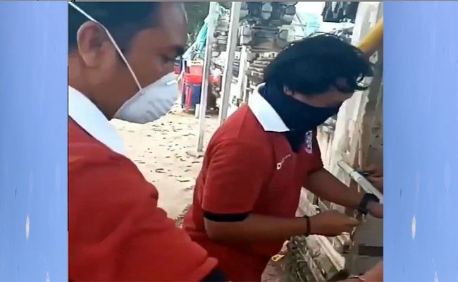 Penutupan pintu gerbang Pantai Kuta oleh petugas wabah corona, virus corona, penyebaran covid-19, badung tutup akses, pantai kuta