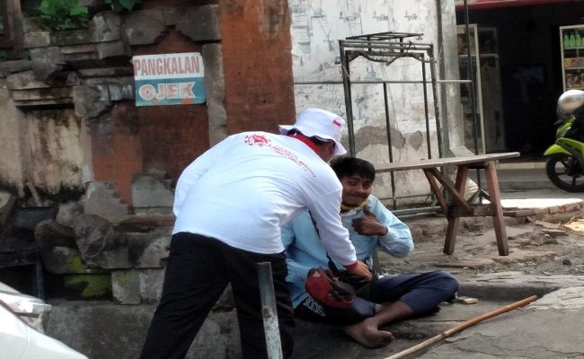 Relawan Indonesia Bersatu Lawan Covid-19 Provinsi Bali membagikan nasi dan masker kepada warga di Jembrana wabah corona, virus corona, relawan indonesia bersatu, bersatu lawan covid-19, bagikan nasi, bagikan masker