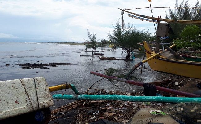 Pesisir Bali Diterjang Banjir Rob, BMKG Minta Warga ...