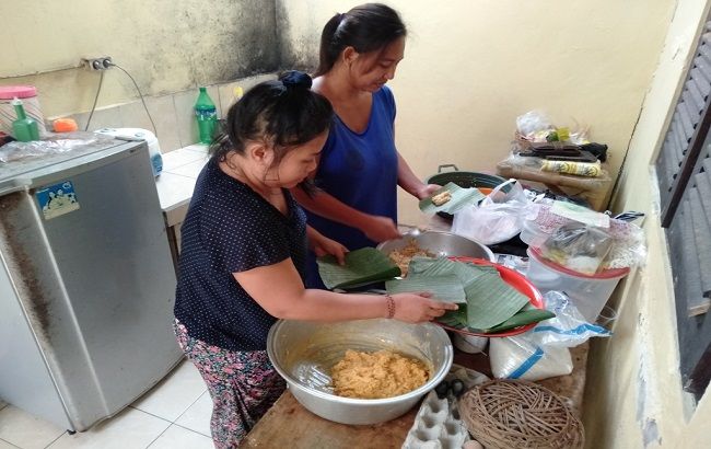 Ni Nyoman Remiasih (kiri) dan Ni Kade Mirah Ratna Dewi (kanan) sedang membuat jajan Bali kemarin wabah corona, virus corona, pandemi covid-19, ajak tetangga, timus covida, sumping waluh pandemi