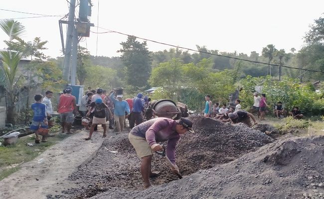 Warga Dusun Kembang Sari, Desa Lokapaksa, Seririt yang memperbaiki jalan yang kondisinya rusak secara swadaya. jalan rusak, tak digubris pemda, warga lokapaksa, swadaya perbaiki jalan, dinas putr buleleng, recofusing anggaran, anggaran covid-19