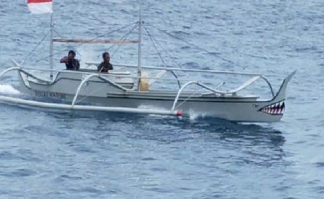 BURU PELAKU ILLEGAL FISHING : Tim Posal Marore saat melakukan penangkapan terhadap 2 pumpboat asal Filipina di Perairan Indonesia BURU PELAKU ILLEGAL FISHING : Tim Posal Marore saat melakukan penangkapan terhadap 2 pumpboat asal Filipina di Perairan Indonesia