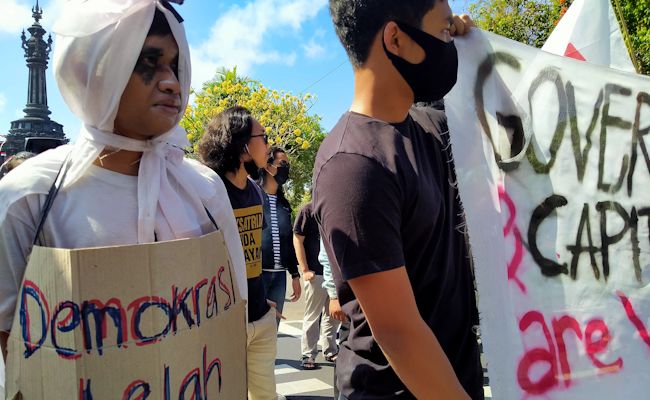 Dandanan pocong dalam aksi tolak Omnibus Law RUU Cipta Kerja di Denpasar, Jumat (14/8/2020) Dandanan pocong dalam aksi tolak Omnibus Law RUU Cipta Kerja di Denpasar, Jumat (14/8/2020)