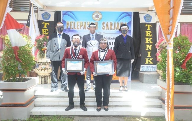 . Pejabat FT UNR bersama lulusan terbaik dari Program Studi Teknik Sipil dan Arsitektur fakultas teknik, universitas ngurah rai, sarjana teknik, wisuda 27 sarjana, pandemi covid, mutu lulusan