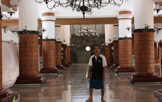 Masjid ini direhab jadi makin megah dan selalu dirawat Kastari, salah seorang merbotnya. kain endek, hubungan buleleng-jepara, mbah datuk singorojo, mayong jepara, sang pencerah, ida gurnadi