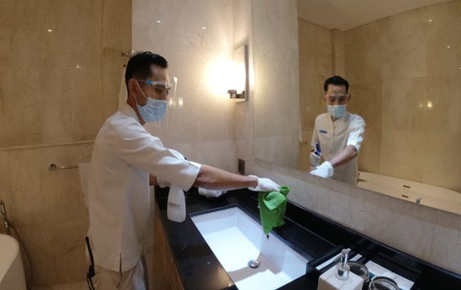 SOP PROKES: Karyawan Montigo Resorts Seminyak membersihkan kamar mandi resort untuk mencegah penyebaran Covid-19 pandemi covid-19, kayumanis villa, montigo resort, pilihan utama, hotel bintang 5