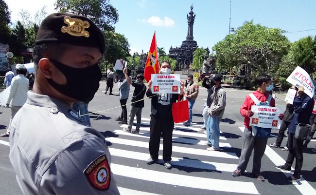 Demonstrasi tolak Omnibus Law UU Cipta Kerja di Bal, Jumat (16/10). Demonstrasi tolak Omnibus Law UU Cipta Kerja di Bal, Jumat (16/10).