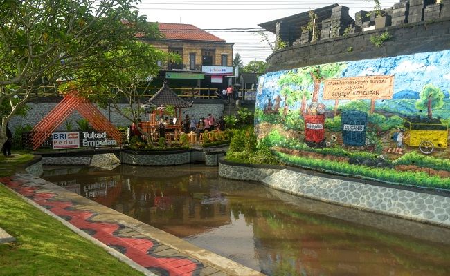Tukad Empelan yang berlokasi di Desa Darmasaba, Kecamatan Abiansemal, Kabupaten Badung kini menjadi destinasi alternatif yang bisa dikunjungi oleh masyarakat untuk melepas penat. Tukad Empelan yang berlokasi di Desa Darmasaba, Kecamatan Abiansemal, Kabupaten Badung kini menjadi destinasi alternatif yang bisa dikunjungi oleh masyarakat untuk melepas penat.
