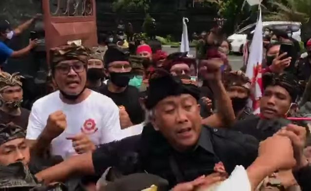 Salah satu pria yang dilaporkan Arya Wedakarna ke Polda Bali Salah satu pria yang dilaporkan Arya Wedakarna ke Polda Bali