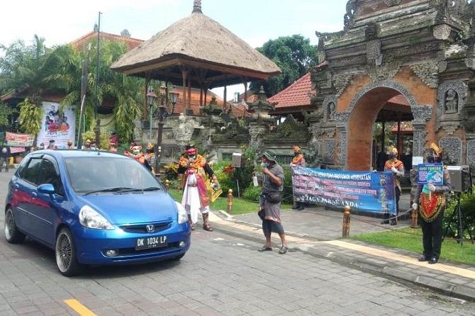 Petugas Polres Gianyar berpakaian bondres dan memberikan pesan untuk taati prokes pandemi covid-19, protokol kesehatan, polisi gianyar, pilih bondres, polisi bangli, pelawak jas, kampanye prokes