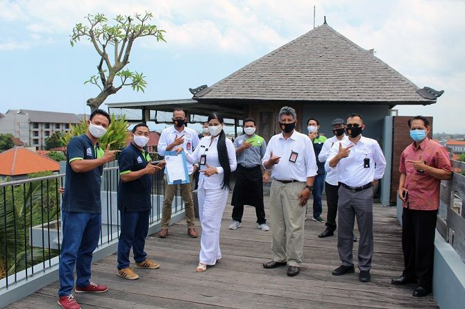 Manajemen FRii Bali Echo Beach Hotel siap melayani tamu yang menginap di hotelnya setelah resmi terverifikasi Tim Verifikasi Pariwisata Provinsi Bali. new normal, frii bali echo beach hotel, resmi terverifikasi, protokol kesehatan