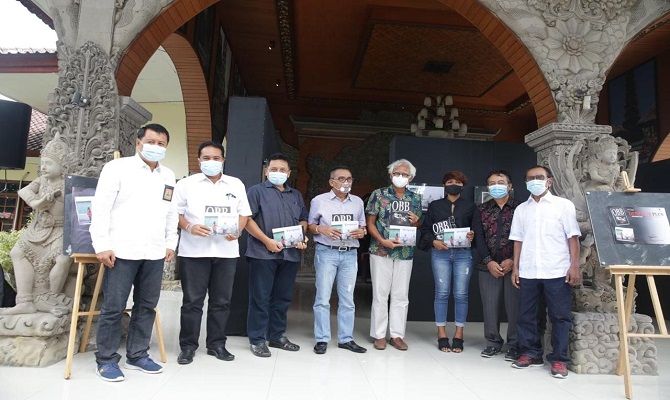 Gustra dan Aridus bersama cawali Kota Denpasar IGN Jayanegara saat pameran foto dan rilis buku pandemi covid-19, aridus, gustra, rilis buku, pameran foto, charlie chaplin