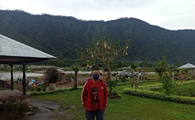 Dewa Putu Wimpie Wardhiana dengan latar belakang perbukitan Bedugul di tempat camping Taman Danu Camp miliknya. Dewa Putu Wimpie Wardhiana dengan latar belakang perbukitan Bedugul di tempat camping Taman Danu Camp miliknya.
