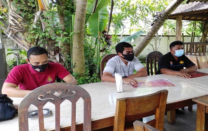 Kasatreskrim Polres Gianyar AKP Losa Lusiano Araujo (tengah) diapit KBO Reskrim Iptu Wayan Jiwahyudi dan Kasubaghumas AKP Hendra Jay pandemi covid-19, polres gianyar, hotel tutup, restoran tutup, kampung turis ubud, gencar patroli