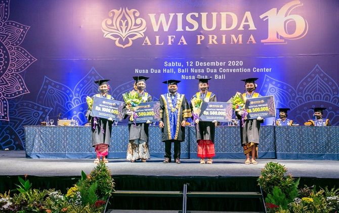 Kampus vokasi Alfa Prima menggelar Wisuda ke-16 di Nusa Dua Hall, Bali Nusa Dua Convention Center (BNDCC), Badung, Sabtu (12/12) lalu. pandemi covid-19, alfa prima, tetap tumbuh, serapan lulusan, perguruan tinggi