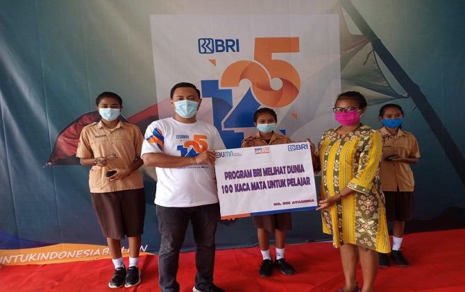 Penyaluran bantuan kacamata gratis melalui program BRI melihat dunia untuk para pelajar di Bali, NTB dan NTT bank bri, hut ke 125, salurkan kacamata gratis, budaya membaca, kalangan pelajar, bank bri denpasar
