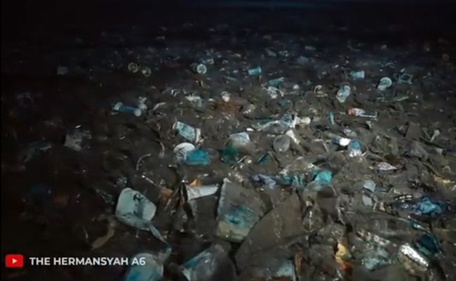 Sampah yang muncul dalam video Ashanty di tengah sampah di pantai. Sampah yang muncul dalam video Ashanty di tengah sampah di pantai.