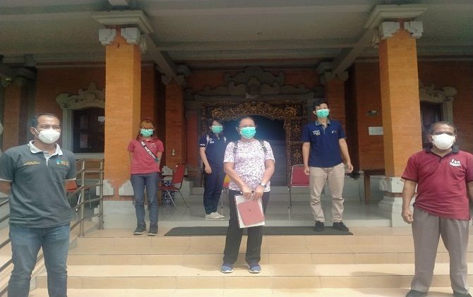 Tim tenaga kesehatan (Nakes) Rapid dan Swab Satgas Covid-19 Tabanan pandemi covid-19, nakes tabanan, rapid test, swab test, handpone on, minyak kayu putih, ditolak warga, satgas covid-19 tabanan