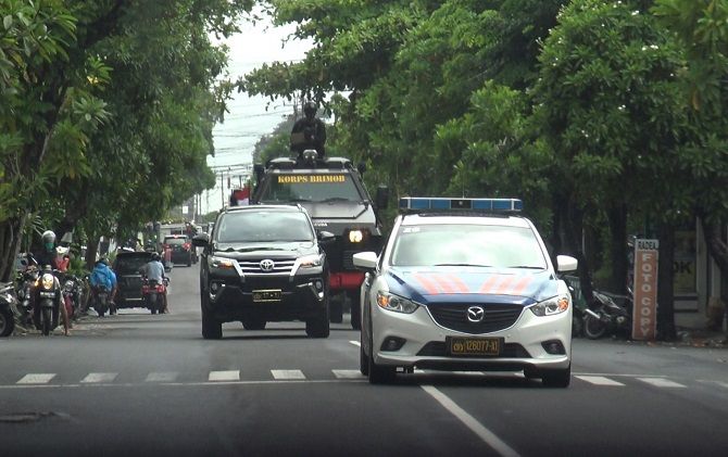 Petugas bersenjata lengkap melakupan pengamanan ketat ketika menerima vaksin Covid-19 tahap III. pandemi covid-19, kawal ketat, vaksin covid-19, vaksin tiba di bali, brimob polda bali, ungkap fakta ini