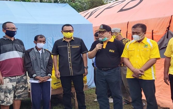 TANGGAP BENCANA: Ketua DPD 1 Golkar Bali, I Nyoman Sugawa Korry serahkan bantuan bagi korban banjir bandang, kemarin. golkar bali, pasca banjir, banjir bandang, restrukturisasi manajemen kehutanan, bakti sosial, jembrana