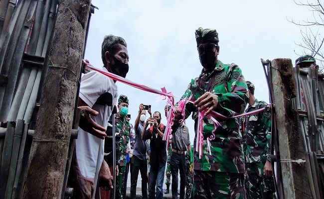 BEDAH RUMAH: Danrem 163 Wirasatya memotong pita sebagai tanda peresmian rumah secara simbolis bedah rumah, pekak suma, korem 163 wirasatya, tidur nyenyak, buleleng social community