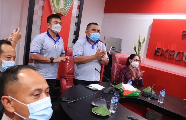 Bupati Jembrana I Nengah Tamba, saat menerima silaturahmi Ni Putu Cindy Widyawati bupati tamba, liga dangdut, anak jembrana, dukung total, cindy widyawati, liga dangdut indonesia