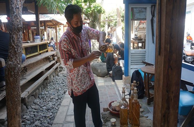 Ketua Koperasi Pangan Bali Utara Tobing Crysnanjaya mendemonstarsikan cara mengonsumsi loloh intaran loloh intaran, don intaran, resep warisan leluhur, kaya nutrisi, anti inflamasi, tingkatkan imunitas tubuh, koperasi pangan bali utara, rsud buleleng,