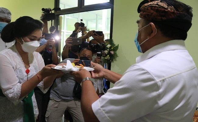 Bupati Jembrana I Nengah Tamba saat memberikan potongan tumpeng kepada Plt Direktur RSU Negara dr Ni Putu eka Indrawati disela peresmian laboratorium PCR, Kamis (8/4) Bupati Jembrana I Nengah Tamba saat memberikan potongan tumpeng kepada Plt Direktur RSU Negara dr Ni Putu eka Indrawati disela peresmian laboratorium PCR, Kamis (8/4)