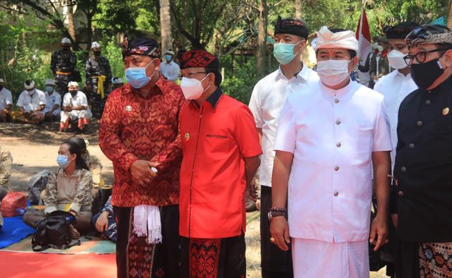 Bupati Jembrana I Nengah Tamba (kiri) bersama Gubernur Bali dan sejumlah kepala daerah dari Bali dalam mulang pakelem dan tabur bunga di Labuan Lalang, Buleleng, Kamis (29/4). Bupati Jembrana I Nengah Tamba (kiri) bersama Gubernur Bali dan sejumlah kepala daerah dari Bali dalam mulang pakelem dan tabur bunga di Labuan Lalang, Buleleng, Kamis (29/4).