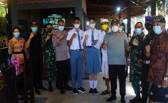 Pelajar berprestasi asal Jembrana saat foto bersama dengan Bupati Jembrana dan forkompinda Pelajar berprestasi asal Jembrana saat foto bersama dengan Bupati Jembrana dan forkompinda