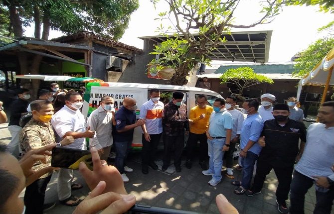 Ketua Yayasan Haji Anif, H. Musa Rajekshah menyerahkan bantuan mobil operasional untuk bersih-bersih masjid di RM Wong Solo, Denpasar yayasan haji anif, bantuan mobil kebersihan, mobil kebersihan masjid, anggota dpd dapil bali, bambang santoso, wagub sumut, musa rajekshah