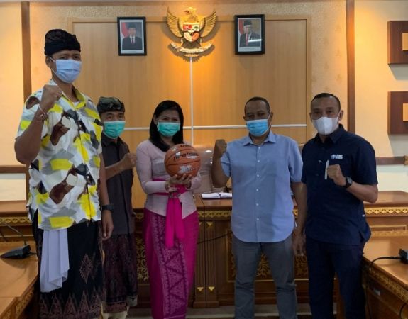 AUDIENSI: Perwakilan DBL Indonesia dan Jawa Pos Radar Bali melakukan audiensi dan koordinasi terkait rencana pelaksanaan Honda DBL 2021 bersama Disdikpora Bali (10/6). HONDADBL2021SERIBALI