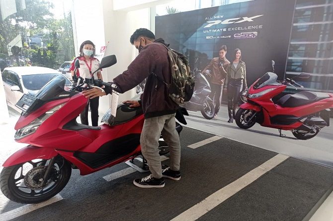 Konsumen memilih motor di dealer Honda promo back to school, astra motor bali, beli motor makin hemat