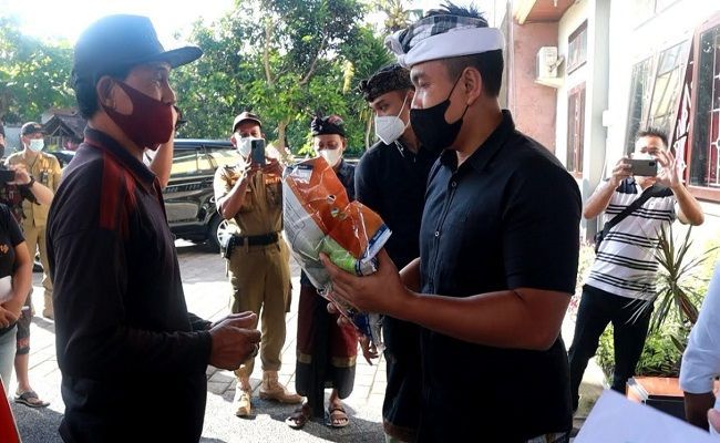 Wakil Bupati Jembrana I Gede Ngurah Patriana Krisna saat penyerahan bantuan beras ke pedagang kecil secara simbolis, Kamis (15/7) PPKM, warga jembrana, pedagang kecil, bansos, paket beras, bupati Tamba, Wabup Patriana, Disos Jembrana, Pemkab Jembrana,