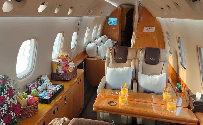 MEWAH: Suasana dalam ruang kabin pesawat jet milik PT. Indojet Sarana Aviasi menawarkan keamanan dan kenyamanan bagi konsumen. MEWAH: Suasana dalam ruang kabin pesawat jet milik PT. Indojet Sarana Aviasi menawarkan keamanan dan kenyamanan bagi konsumen.